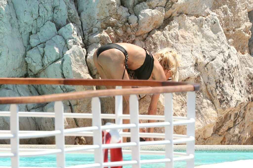 Victoria Silvstedt en bikini à Antibes