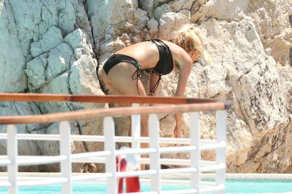 Victoria Silvstedt en bikini à Antibes