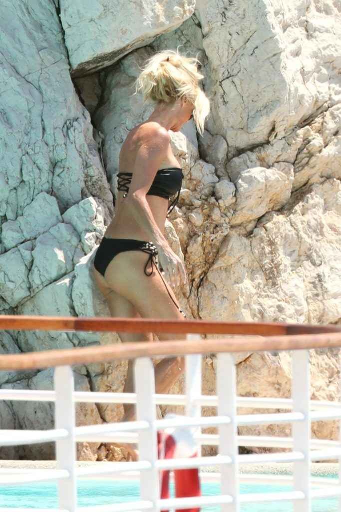 Victoria Silvstedt en bikini à Antibes