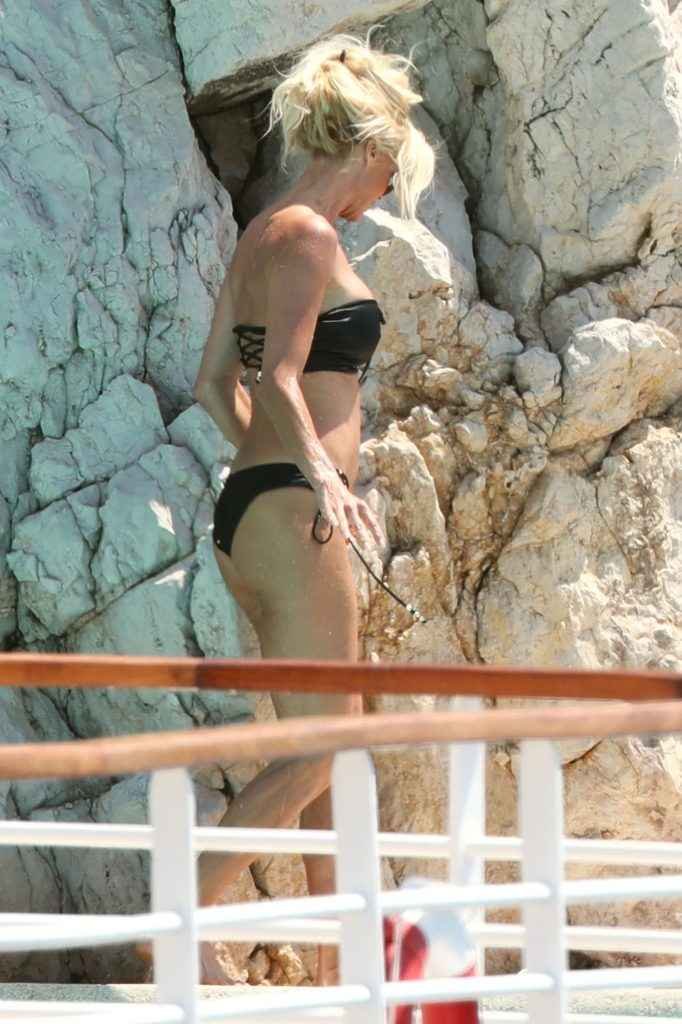 Victoria Silvstedt en bikini à Antibes