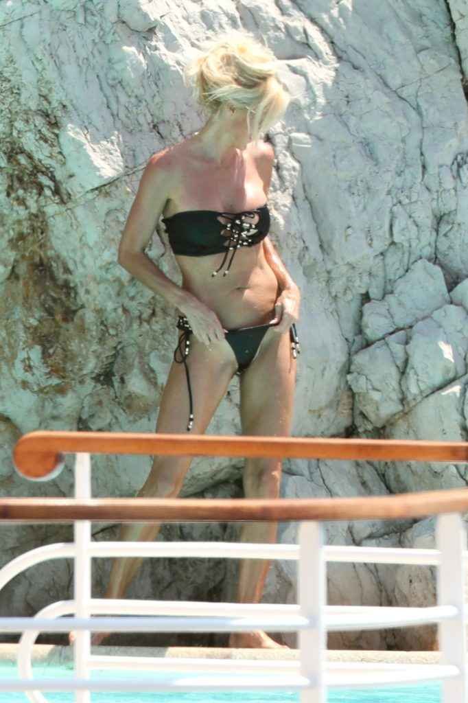 Victoria Silvstedt en bikini à Antibes