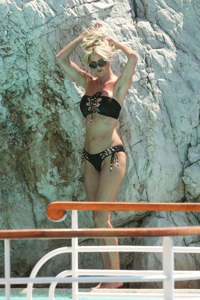 Victoria Silvstedt en bikini à Antibes