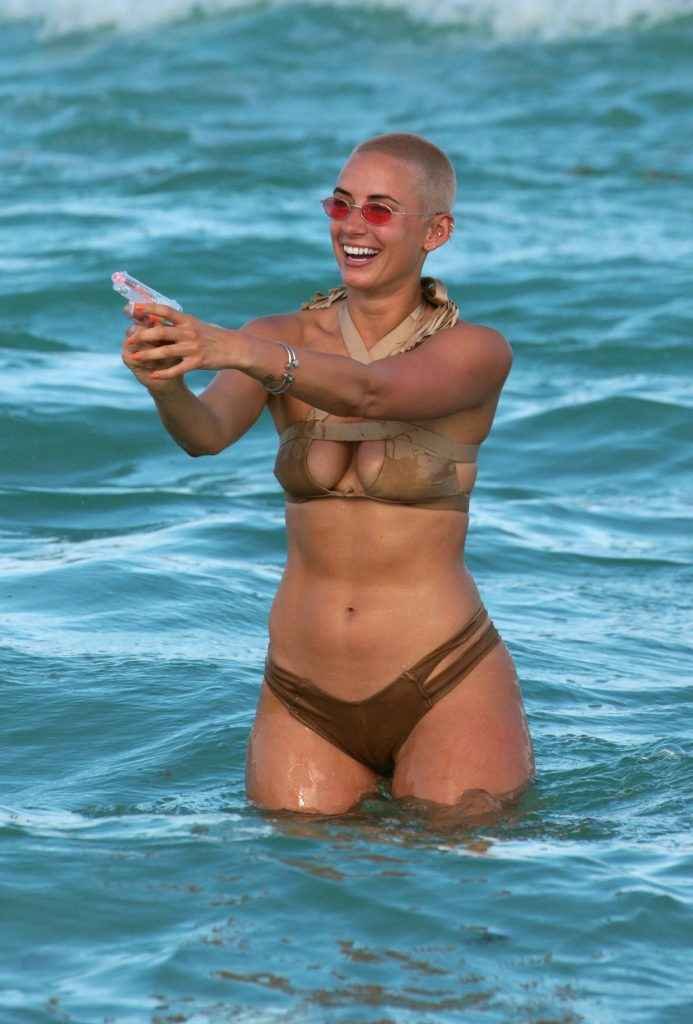 YesJulz en bikini à Miami