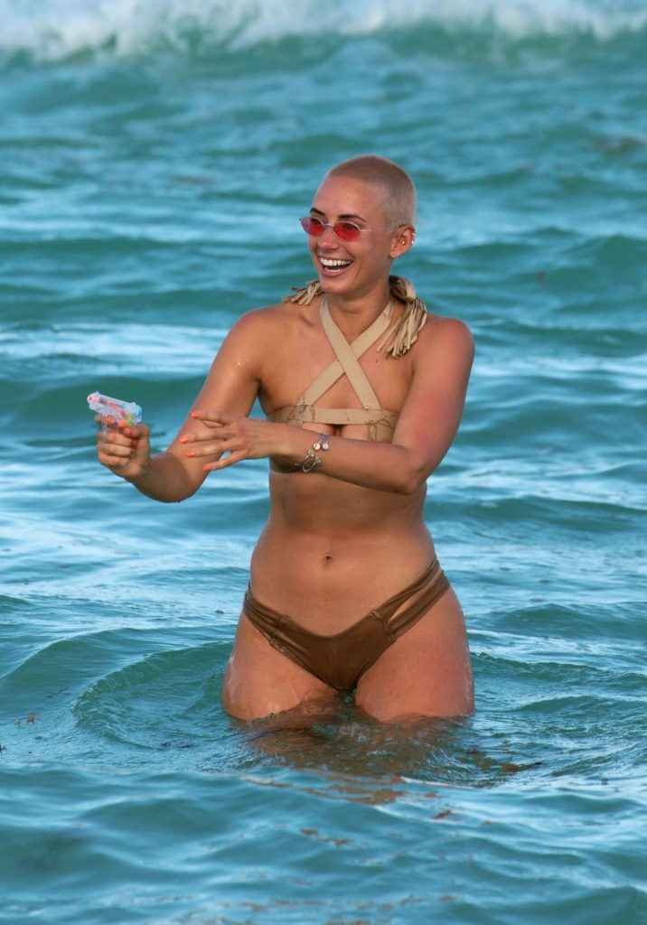 YesJulz en bikini à Miami