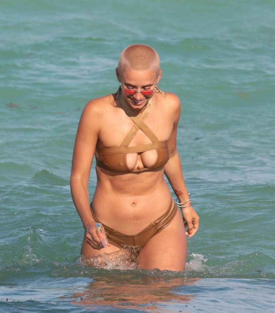 YesJulz en bikini à Miami