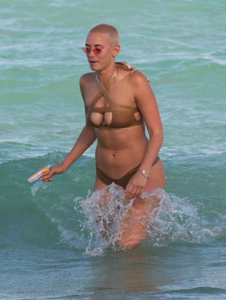 YesJulz en bikini à Miami