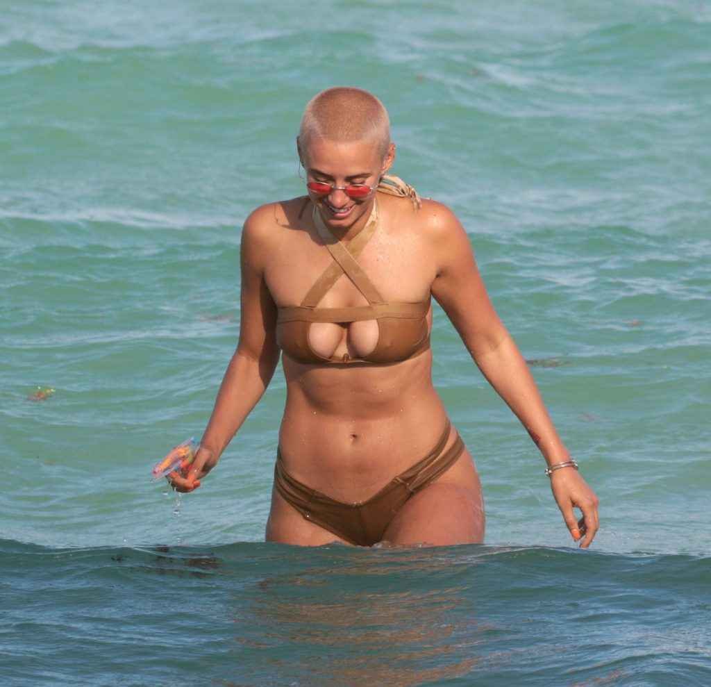 YesJulz en bikini à Miami