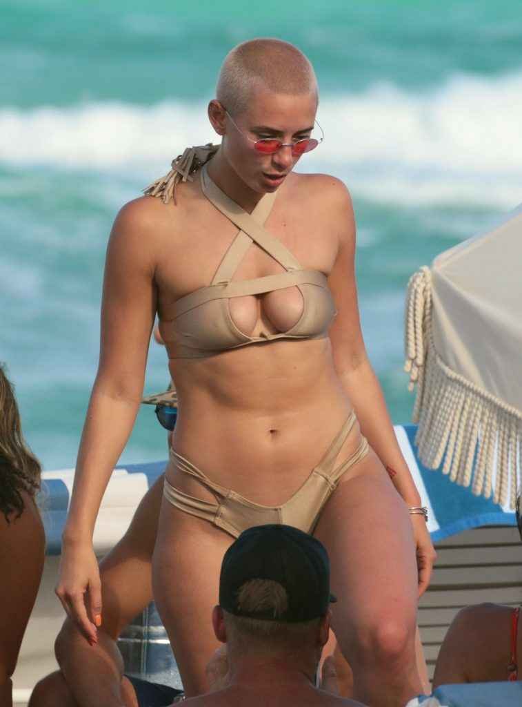 YesJulz en bikini à Miami