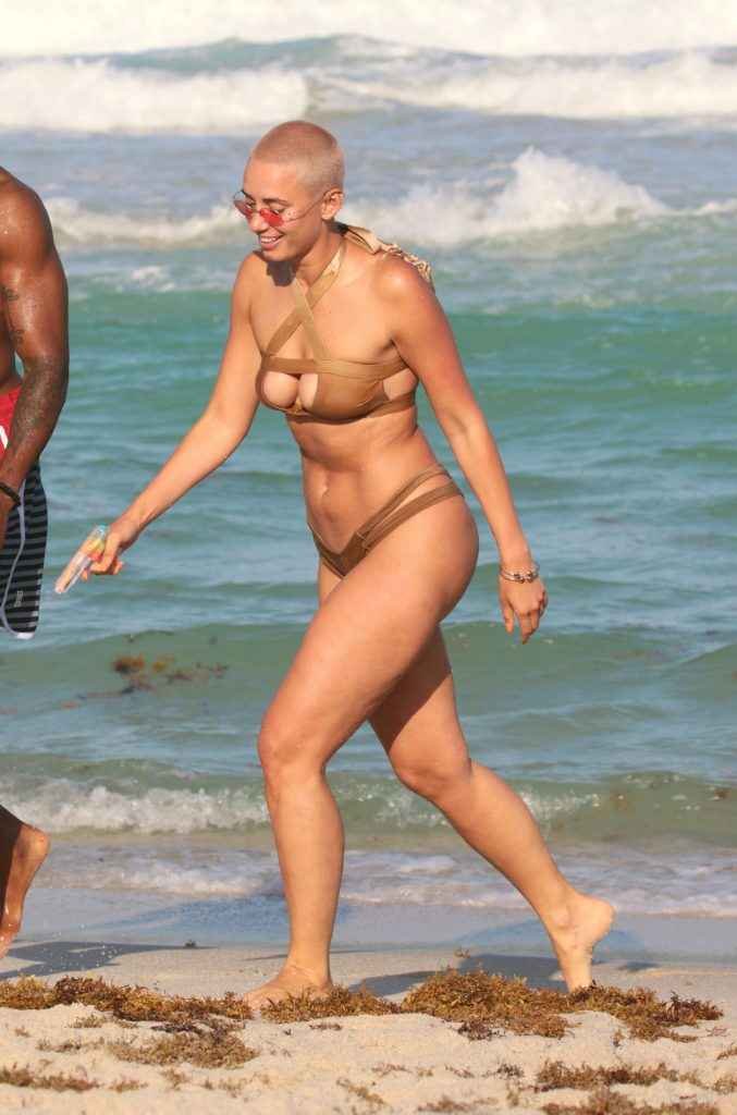 YesJulz en bikini à Miami