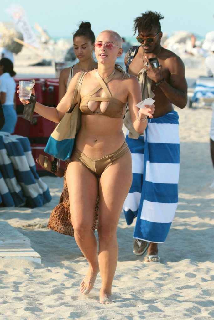 YesJulz en bikini à Miami