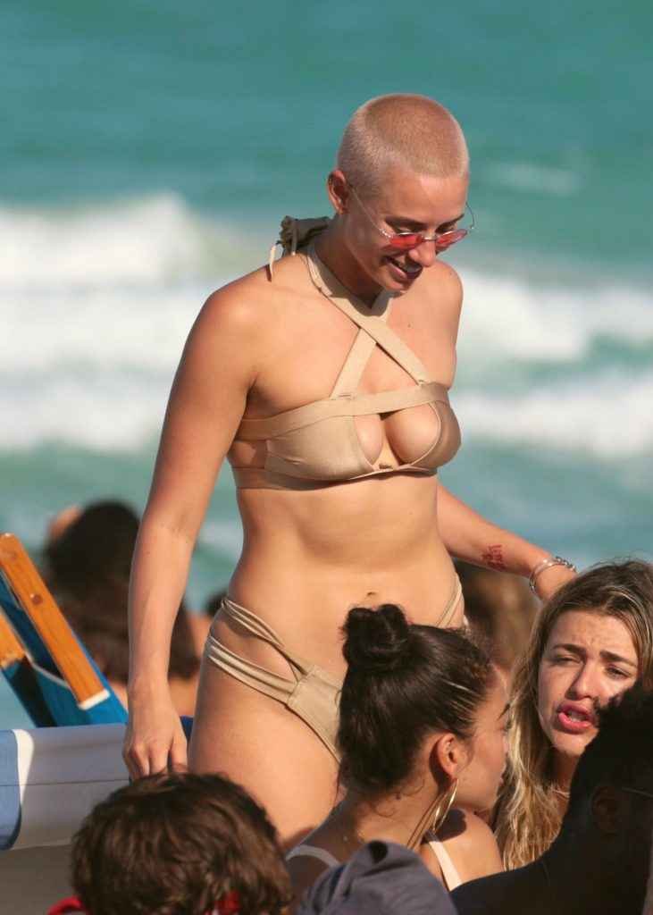 YesJulz en bikini à Miami