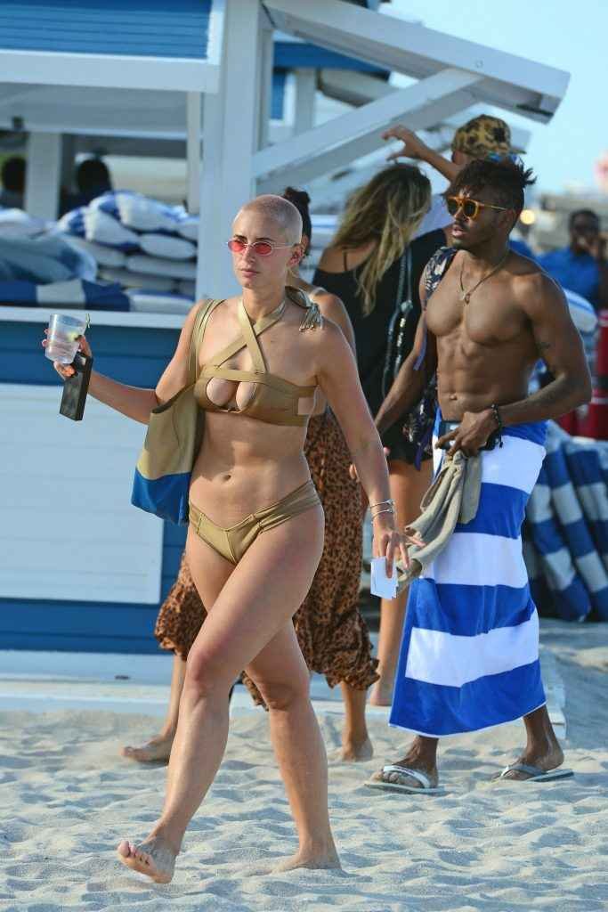 YesJulz en bikini à Miami