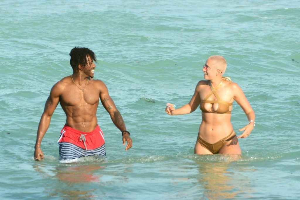 YesJulz en bikini à Miami