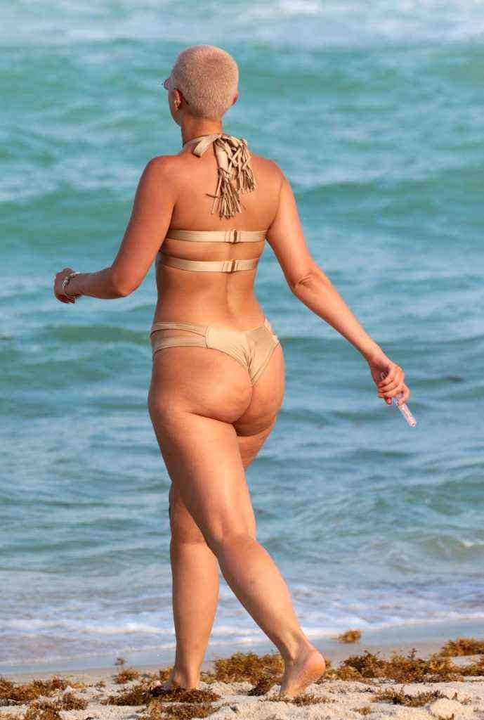 YesJulz en bikini à Miami