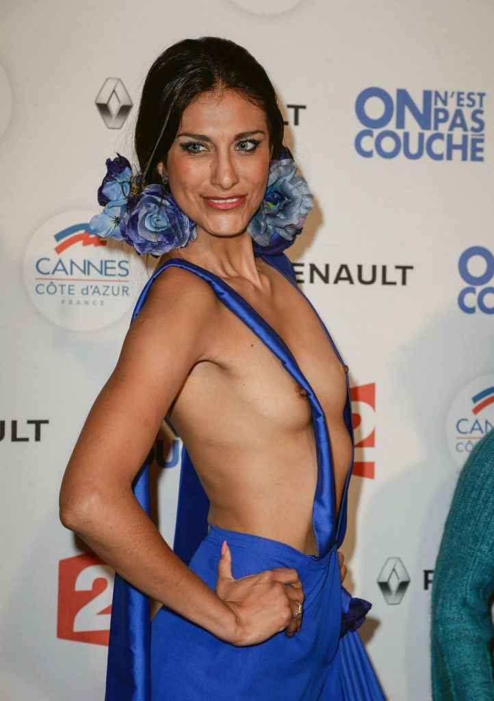 Abigail Lopez exhibe ses petits seins nus à Cannes