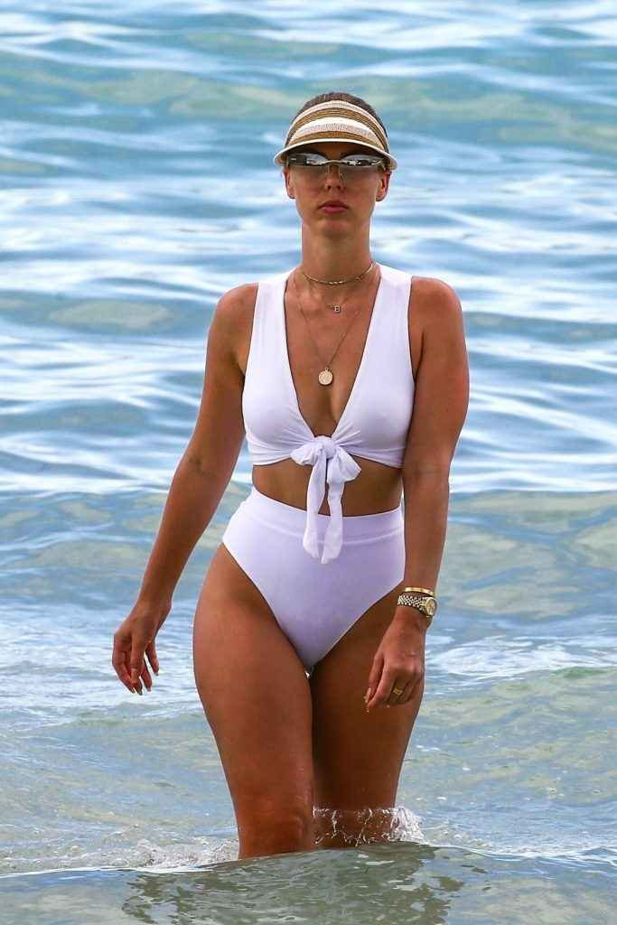 Bianca Elouise dans un bikini blanc à Miami