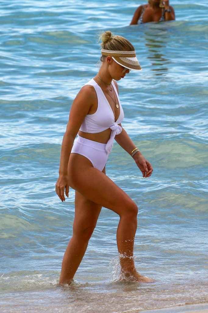 Bianca Elouise dans un bikini blanc à Miami