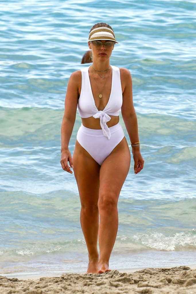 Bianca Elouise dans un bikini blanc à Miami