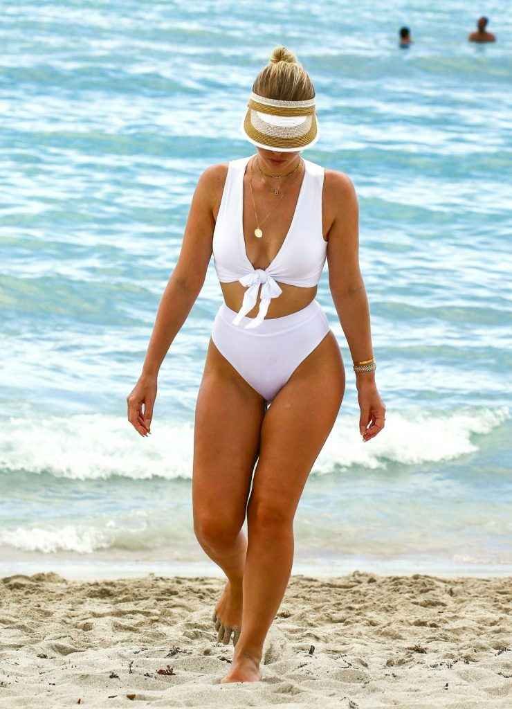 Bianca Elouise dans un bikini blanc à Miami