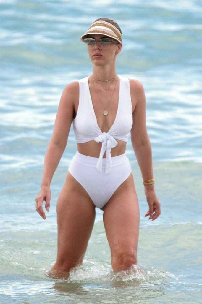 Bianca Elouise dans un bikini blanc à Miami