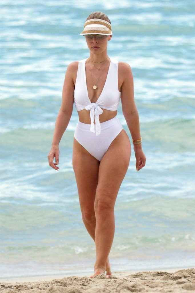 Bianca Elouise dans un bikini blanc à Miami