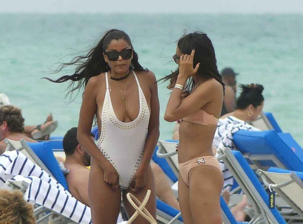 Claudia Jordan dans un maillot de bain très, très serré