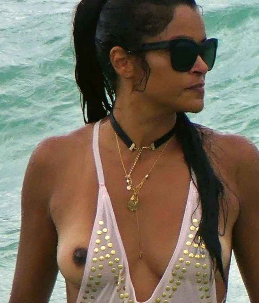 Claudia Jordan dans un maillot de bain très, très serré