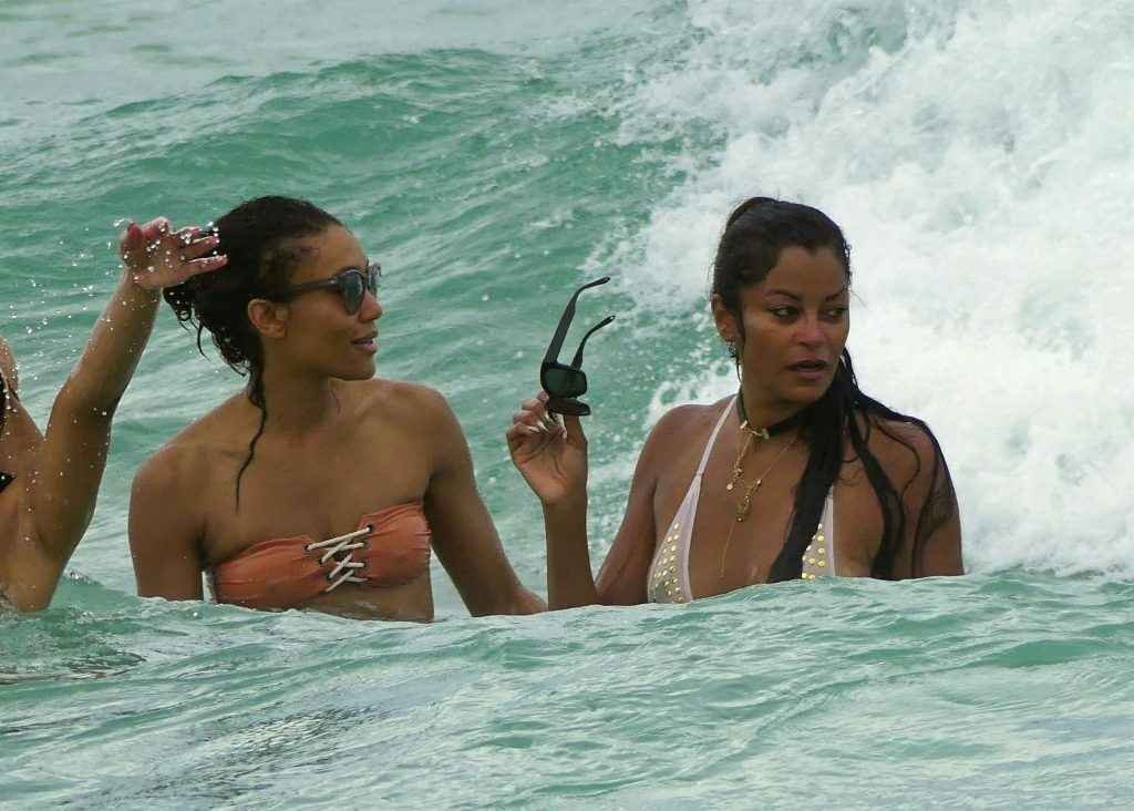 Claudia Jordan dans un maillot de bain très, très serré