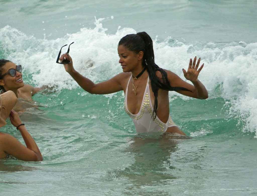 Claudia Jordan dans un maillot de bain très, très serré