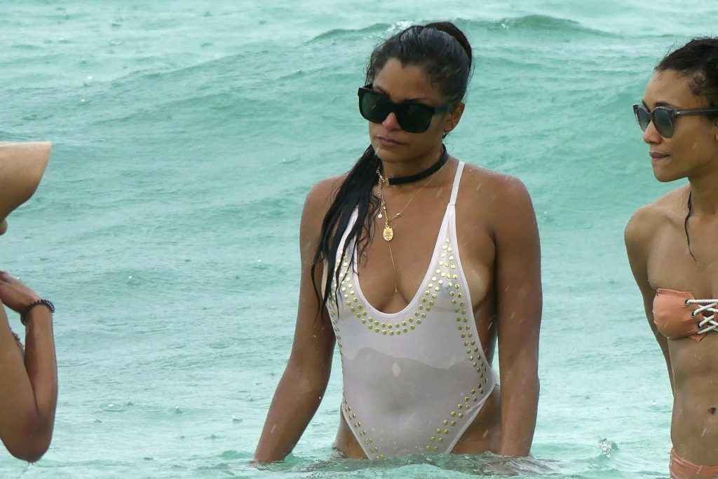 Claudia Jordan dans un maillot de bain très, très serré