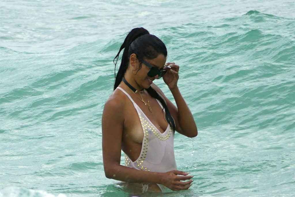 Claudia Jordan dans un maillot de bain très, très serré