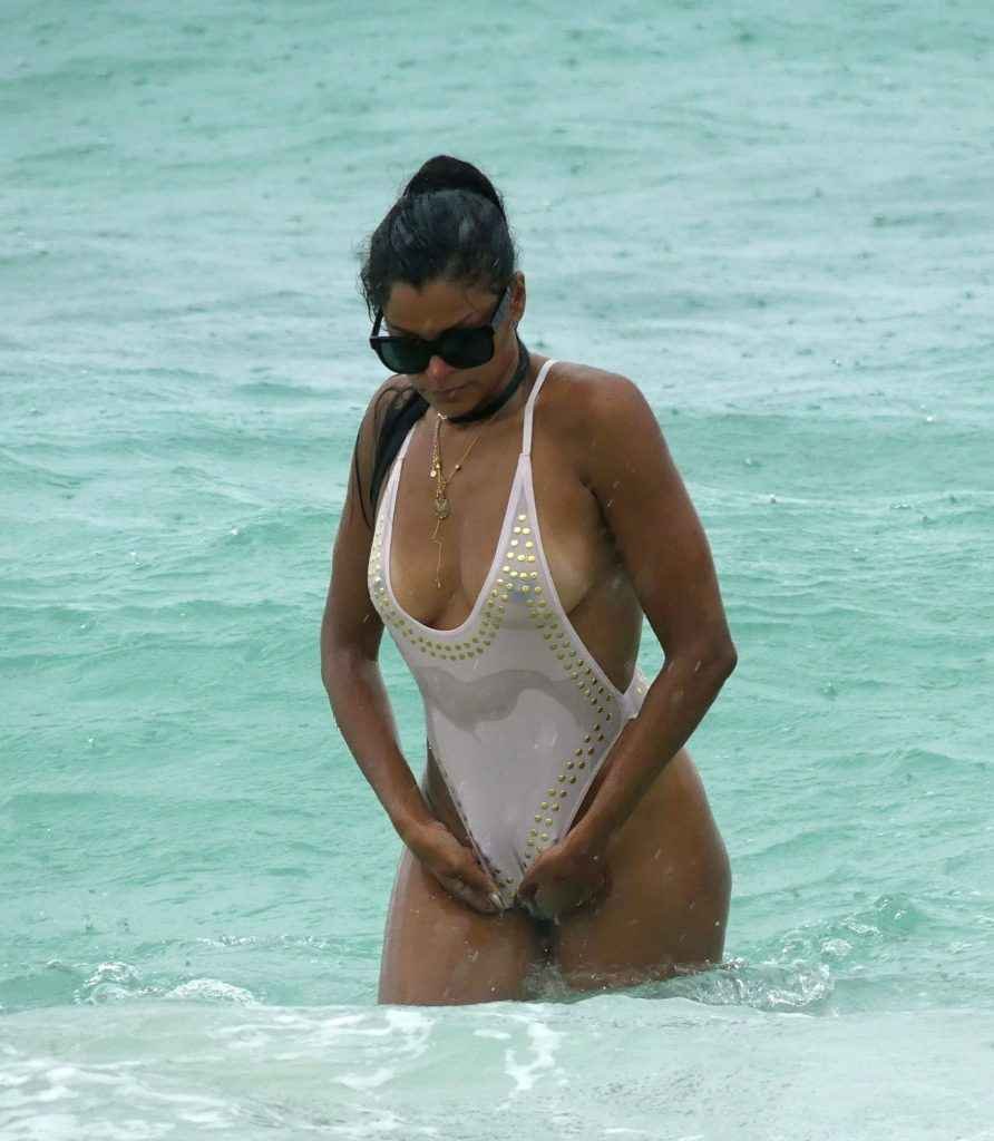 Claudia Jordan dans un maillot de bain très, très serré