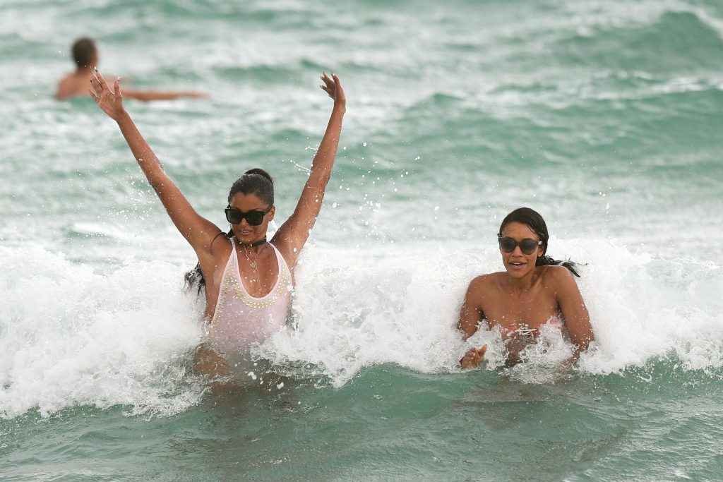 Claudia Jordan dans un maillot de bain très, très serré