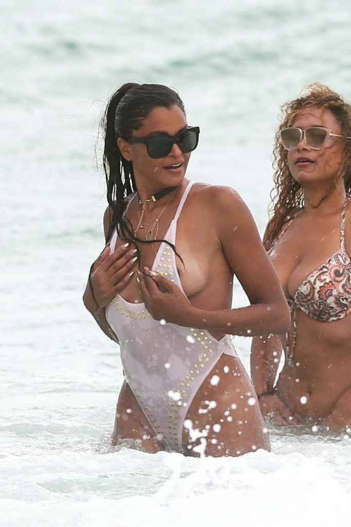 Claudia Jordan dans un maillot de bain très, très serré