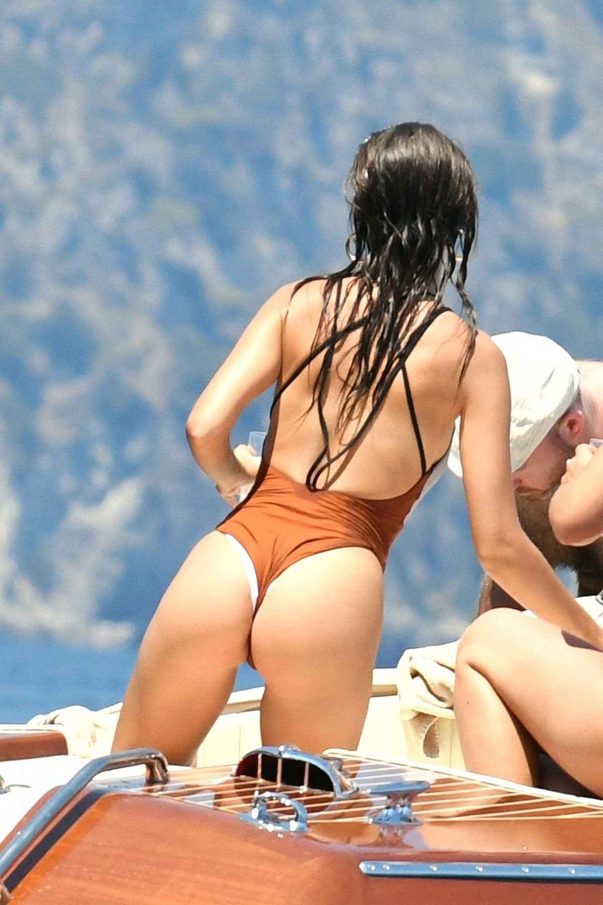 Emily Ratajkowski en maillot de bain en Italie