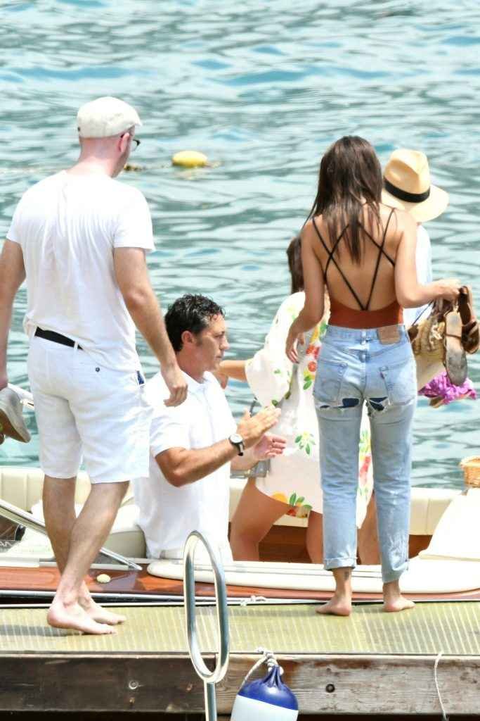 Emily Ratajkowski en maillot de bain en Italie