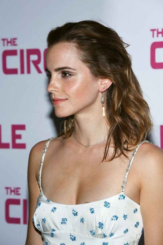 Emma Watson ouvre le décolleté à Paris