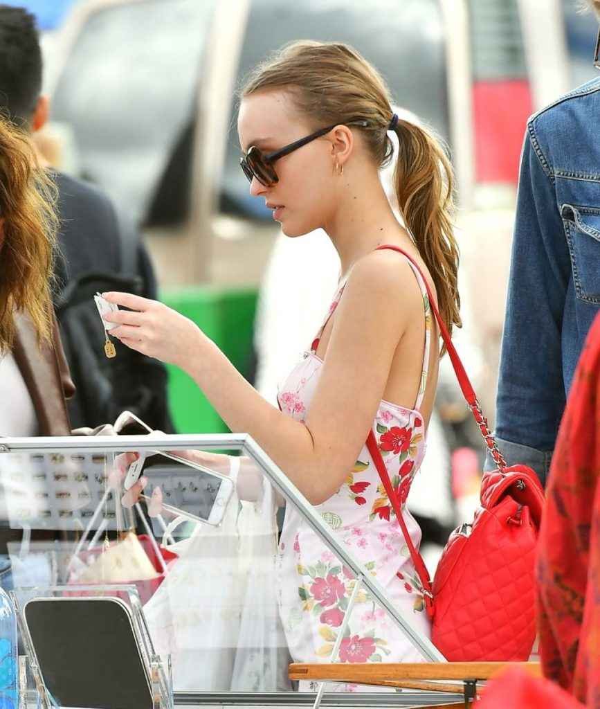 Sous la jupe de Lily Rose Depp