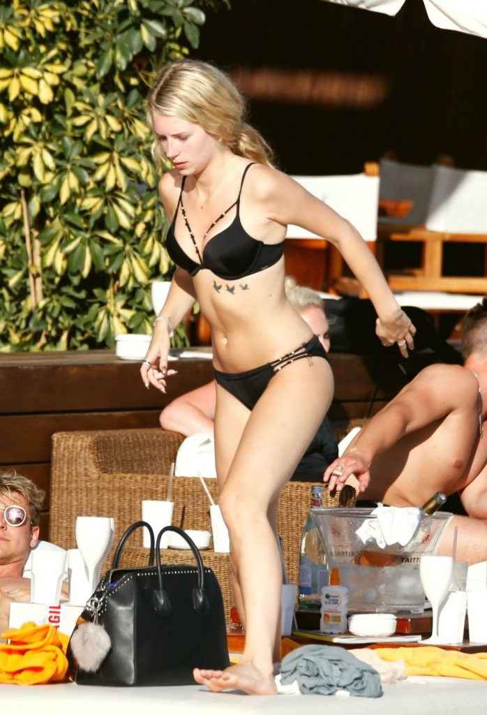 Lottie Moss en bikini en Espagne