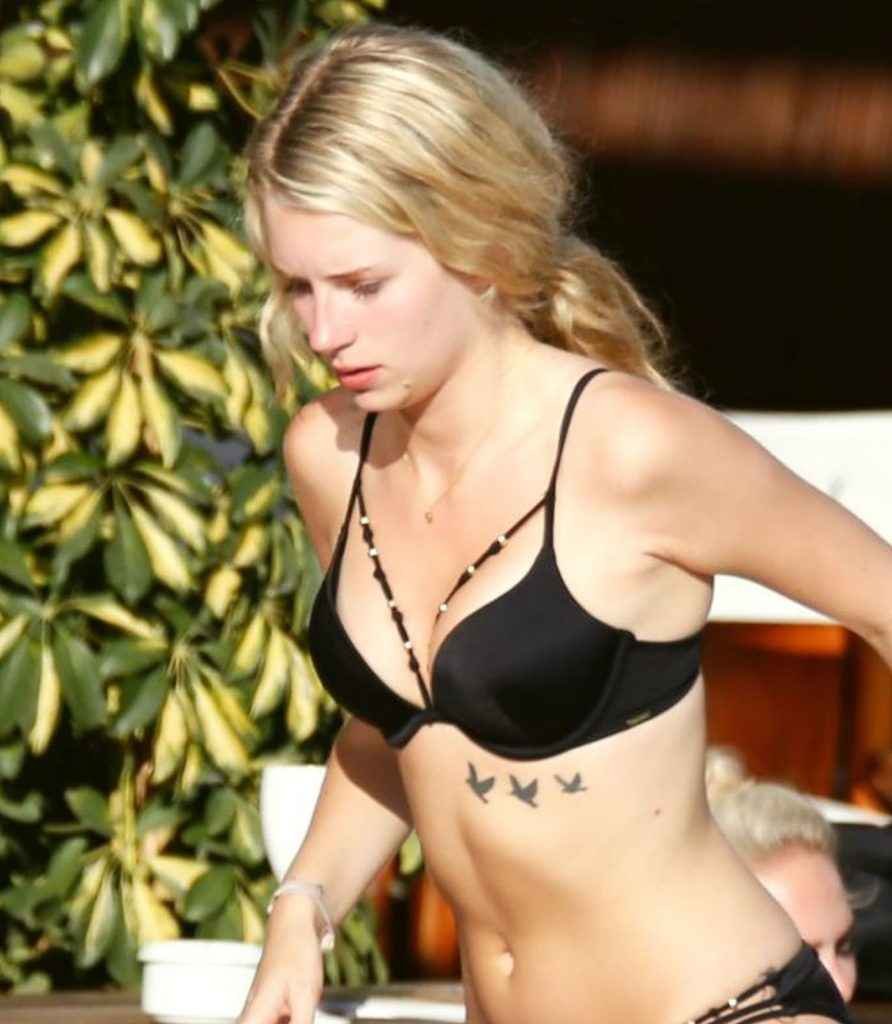 Lottie Moss en bikini en Espagne