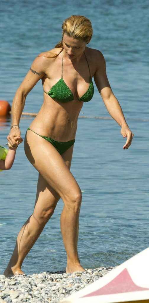 Michelle Hunziker en bikini à Varigotti