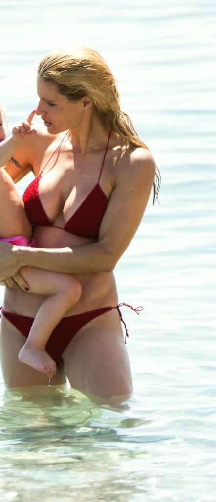 Michelle Hunziker en bikini à Varigotti