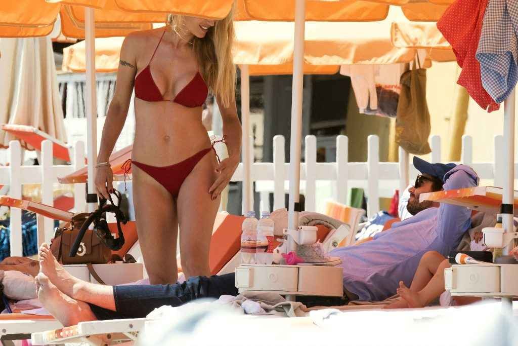 Michelle Hunziker en bikini à Varigotti