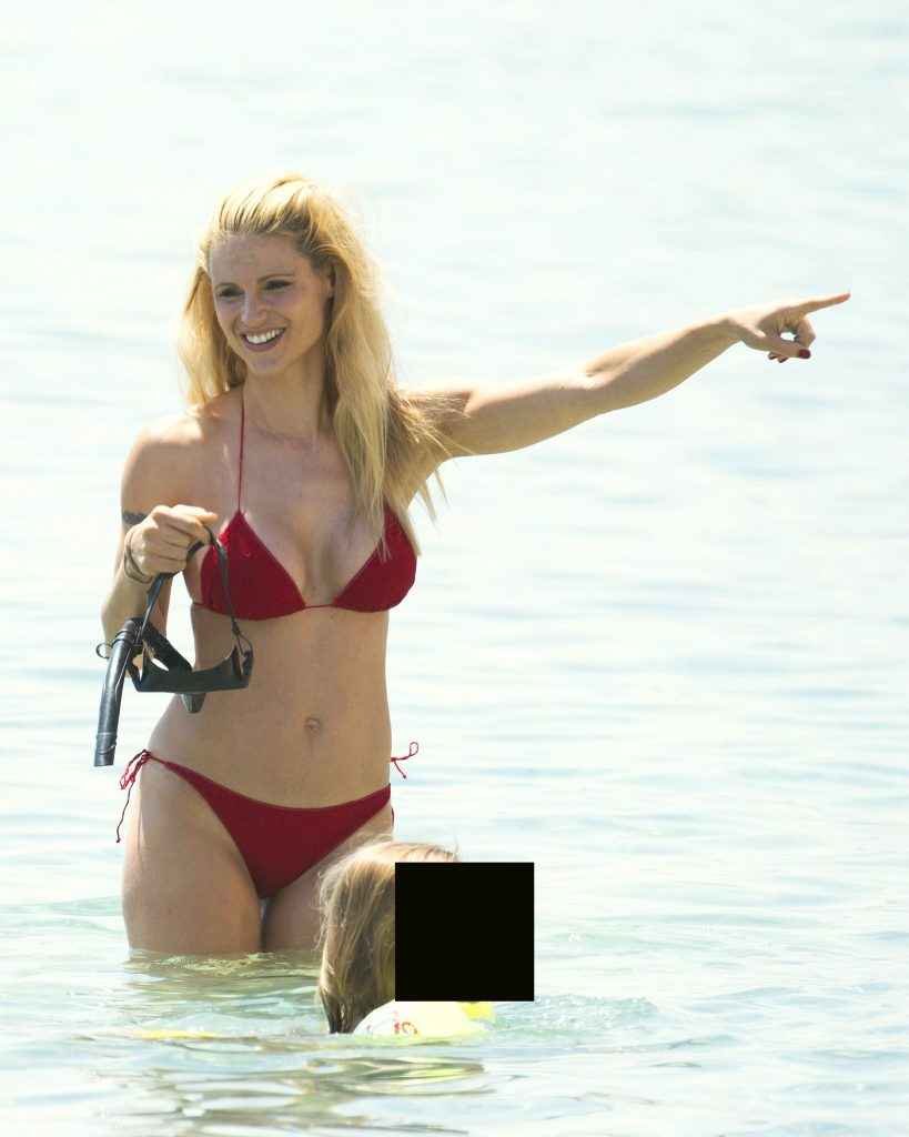 Michelle Hunziker en bikini à Varigotti