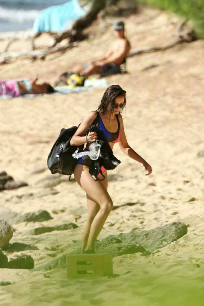 Nina Dobrev en bikini à Oahu