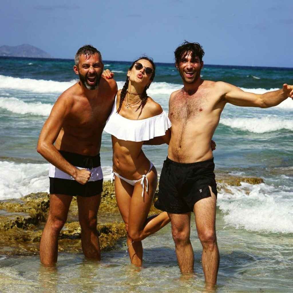 Alessandra Ambrosio et ses copines en bikini à Ibiza