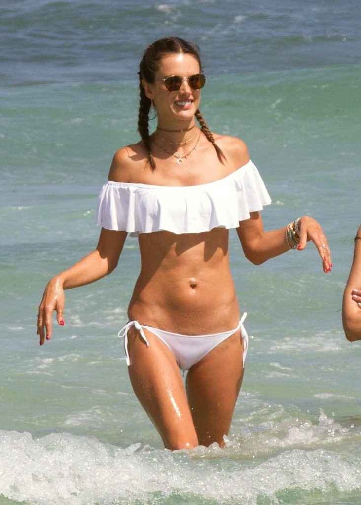 Alessandra Ambrosio et ses copines en bikini à Ibiza