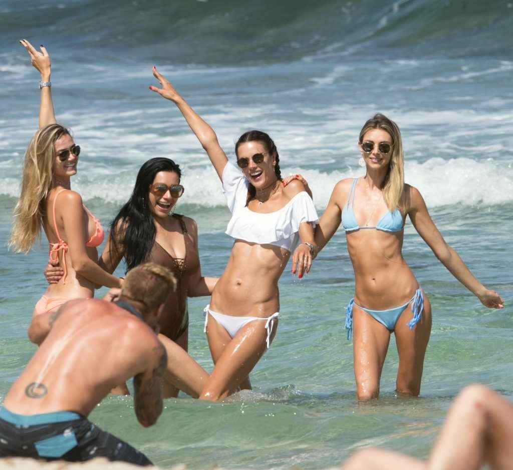 Alessandra Ambrosio et ses copines en bikini à Ibiza