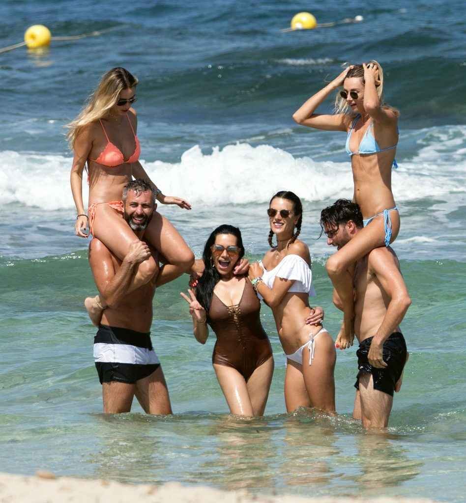 Alessandra Ambrosio et ses copines en bikini à Ibiza