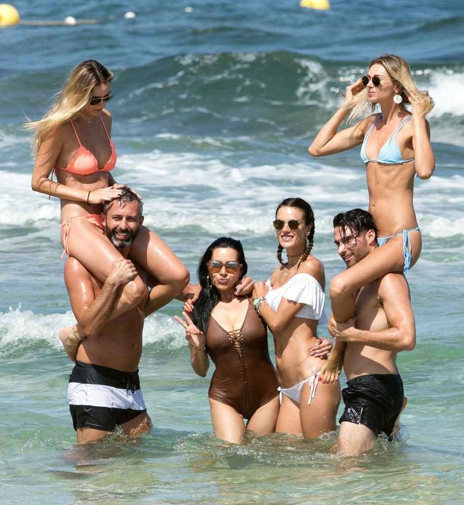 Alessandra Ambrosio et ses copines en bikini à Ibiza